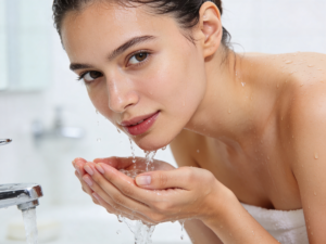 Delikatne mycie twarzy wodą jako wstęp do pielęgnacji