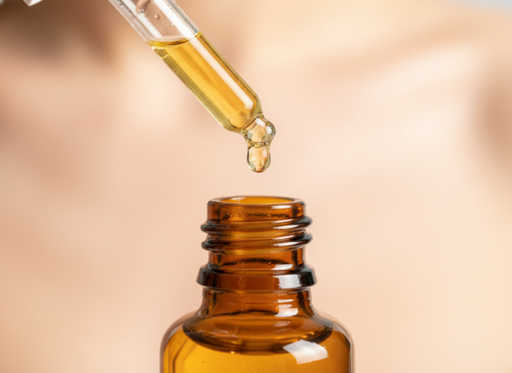 Szklana buteleczka z pipetą zawierająca skoncentrowane serum do twarzy