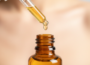 Szklana buteleczka z pipetą zawierająca skoncentrowane serum do twarzy